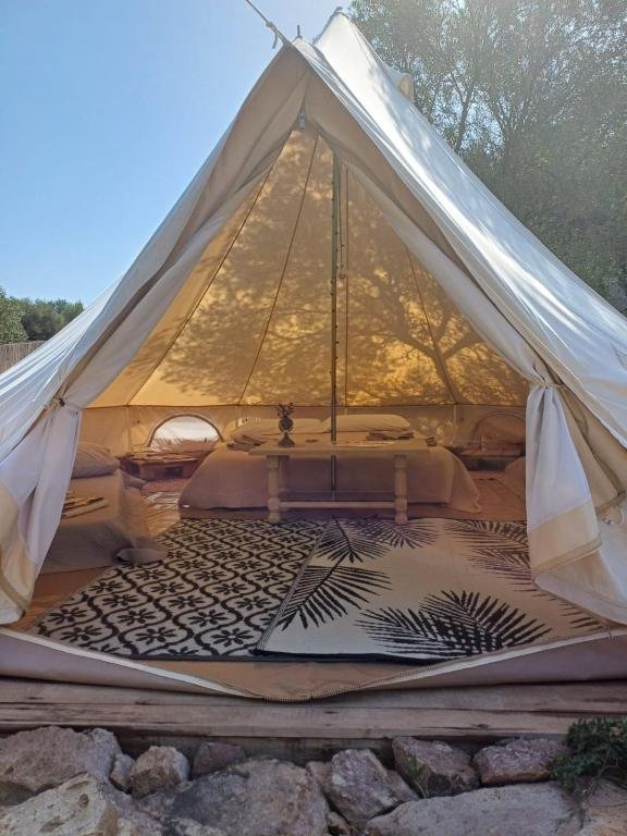 Kleinschalige glamping binnenland Sardinië zwembad mooie locatie