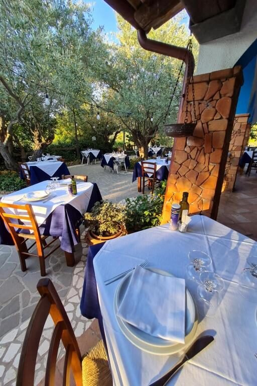 Sardinië restaurant lange tafels