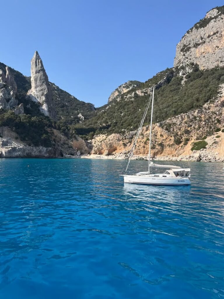 Boottocht Sardinië kustlijn leuke activiteit