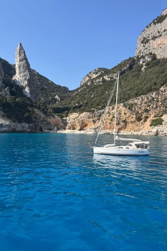 Boottocht Sardinië kustlijn leuke activiteit