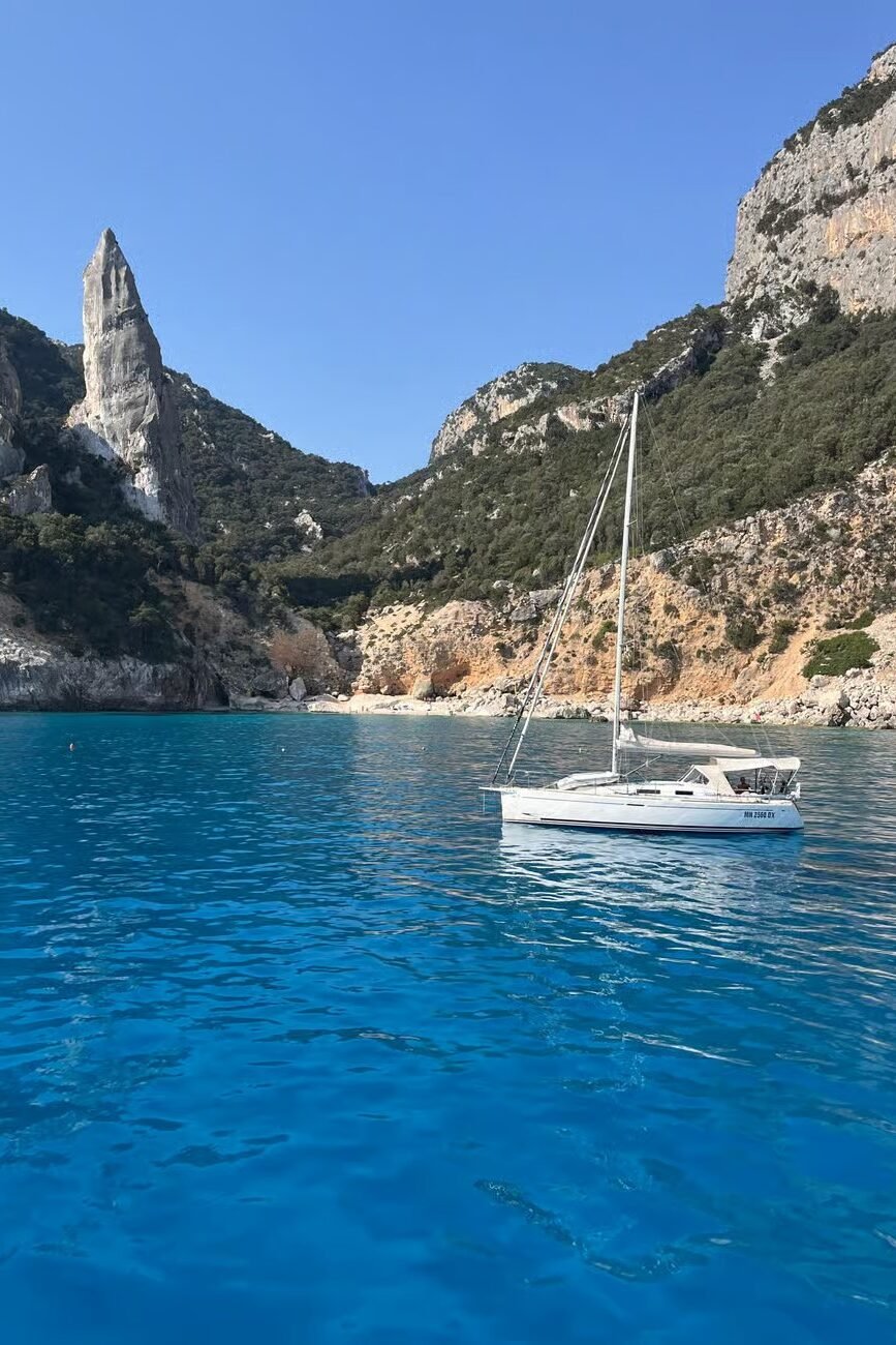 Boottocht Sardinië kustlijn leuke activiteit