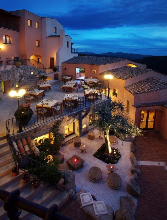 Kleinschalig hotel San Pantaleo zwembad Sardinië